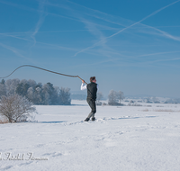 fileadmin/roha/images_galerie/brauchtum/Schnalzen/Schnalzen-Haarmoos/BR-SCHNA-HAARM-EICH-1132-06-D-roha-Brauchtum-Aper-Schnalzen-Haarmoos-Eichet-Schnee-Winter-Pass.png