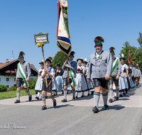 fileadmin/roha/images_galerie/brauchtum/Tracht/Trachtenverein_Anger/BR-TRACH-ANG-NEU-2019-08-11-1233-01-D-roha-Brauchtum-Tracht-Anger-Hoeglwoerth-Neukirchen-Festzug.png