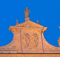 fileadmin/roha/images_galerie/architektur-Haeuser/SA-DOM-0005-4-D-roha-Salzburg-Dom-Giebel-Marmor-blaue-Stunde-Nacht.png