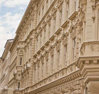 fileadmin/roha/images_galerie/orte_landschaft/Salzburg/Fassaden_und_Details/SA-FASS-0005-D-roha-Salzburg-Haus-Fassade-Fenster.png