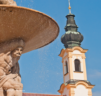 fileadmin/roha/images_galerie/orte_landschaft/Salzburg/Residenz-Kapitel-Mozartplatz/SA-RESID-PLA-0010-D-roha-Salzburg-Residenz-Platz-Brunnen-Kirchturm-Zwiebelturm.png