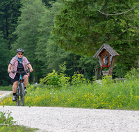 fileadmin/roha/images_galerie/Freizeit-Sport/E-Bike/SPO-E-BIKE-ANG-KOHLH-2017-1611-04-D-roha-Sport-E-Bike-Anger-Kohlhaeusl-Wegkreuz.png