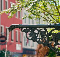 fileadmin/roha/images_galerie/architektur-Haeuser/TEI-MA-BRUN-DET-0003-D-roha-Teisendorf-Marktstrasse-Brunnen-Wasser-Auslauf.png