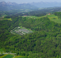 fileadmin/roha/images_galerie/orte_landschaft/Teisendorf/Neukirchen/TEI-NEUK-FLUG-0003-D-roha-Teisendorf-Neukirchen-Flugaufnahme-Photovoltaik.png