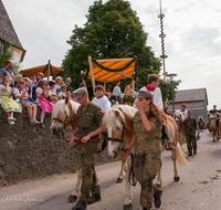 fileadmin/roha/images_galerie/brauchtum/Leonhardiritt/Holzhausen_01/Holzhausen-Ritt-2012/BR-PFRI-HOLZ-0215-1111-D-roha-Brauchtum-Pferdeumritt-Holzhausen-Teisendorf-Leonhardiritt.png