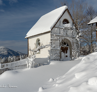 fileadmin/roha/images_galerie/kirche_religion/Anger/KKKM-ANG-STROB-WI-0001-D-roha-Kapelle-Anger-Aufham-Strobl-Alm-Winter-Teisenberg.png