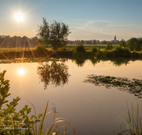 fileadmin/roha/images_galerie/orte_landschaft/Teisendorf/TEI-SU-0035-1840-D-roha-Teisendorf-Sonnenuntergang-Pfarrerweiher-Kirche.png