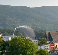 fileadmin/roha/images_galerie/Feuerwehr-Florianijuenger/FFW-TEI-0006-3-D-M-roha-Feuerwehr-Teisendorf-Uebung-Marktstrasse-Drehleiter.png