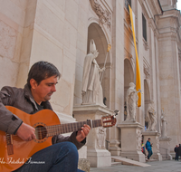 fileadmin/roha/images_galerie/orte_landschaft/Salzburg/Menschen-Gruenmarkt/SA-LEUT-DOMPL-0003-1-5-D-roha-Salzburg-Leute-Domplatz-Strassenmusikant.png