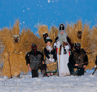 fileadmin/roha/images_galerie/brauchtum/Weihnachten-Buttnmandl/BR-WEIH-BUT-LOIP-0022-D-roha-Brauchtum-Weihnachten-Buttenmandl-Stroh-Loipl-Berchtesgaden-Maske-Winter.png