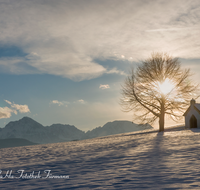 fileadmin/roha/images_galerie/kirche_religion/Saaldorf/KKKM-SAALD-SILL-0009-D-roha-Kapelle-Saaldorf-Sillersdorf-Hochstaufen-Winter.png