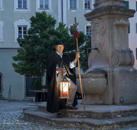 fileadmin/roha/images_galerie/orte_landschaft/Laufen/LAUF-NACHTW-01-2047-1-D-roha-Laufen-Nachtwaechter-Rupertusplatz.png