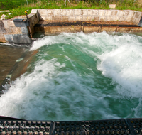 fileadmin/roha/images_galerie/orte_landschaft/Salzburg/Almkanal/SA-B-ALMK-WEL-0003-D-roha-Salzburg-Almkanal-Wasser-Kanal-Welle.png