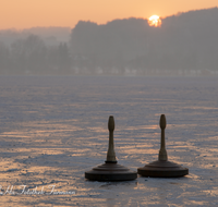 fileadmin/roha/images_galerie/Freizeit-Sport/SPO-EIS-STOCK-WAG-0001-02-D-roha-Sport-Winter-Eis-Eisstock-Waginger-See-Kuehnhausen-Sonnenuntergang-Stimmung.png