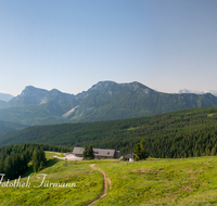 fileadmin/roha/images_galerie/orte_landschaft/Stoisser-Alm/TEI-STO-0021-P-D-roha-Teisendorf-Anger-Stoisseralm-Alm-Untersberg-Hochstaufen-Zwiesel-Kapelle.png