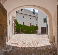 fileadmin/roha/images_galerie/architektur-Haeuser/AN-HOE-KLOST-0080-D-roha-Anger-Hoeglwoerth-Kloster-Eingang-Tor.png