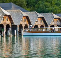 fileadmin/roha/images_galerie/orte_landschaft/Berchtesgaden/Koenigssee/BGD-KOE-SCHIFF-0001-0-6-D-roha-Berchtesgaden-Koenigssee-Schifffahrt-Bootshuette-Seelaende.png