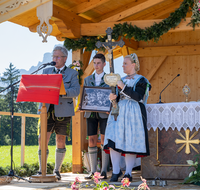 fileadmin/roha/images_galerie/orte_landschaft/Ainring/Trachtenfest/BR-FEST-FELDK-TRACH-2019-08-18-1101-01-D-roha-Brauchtum-Fest-Feldkirchen-Trachtenverein-Ainring-Altar.png