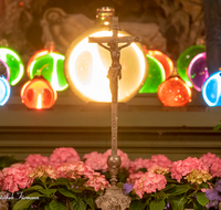 fileadmin/roha/images_galerie/brauchtum/Ostern/Herrengrab_Hoeglwoerth/BR-HEILIGGR-HOEGLW-0048-6-02-D-roha-Brauchtum-Ostern-Kirche-Heiliggrab-Hoeglwoerth-Anger-Glaskugel-Kreuz.png