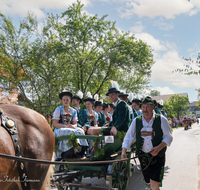 fileadmin/roha/images_galerie/brauchtum/Leonhardiritt/Holzhausen_01/Holzhausen-Ritt-2023/BR-PFRI-HOLZ-2023-1019-0-03-D-H-roha-Brauchtum-Leonhardiritt-Holzhausen-Teisendorf.png