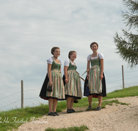 fileadmin/roha/images_galerie/brauchtum/Tracht/BR-TRACH-PID-DIR-0002-D-roha-Brauchtum-Tracht-Piding-Staufenecker-Dirndl-Fuermann-Alm.png