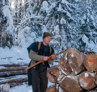 fileadmin/roha/images_galerie/Landwirtschaft/Forst-Holzknecht/HOLZKNE-HAM-0015-1220-04-D-roha-Holzknecht-Schlitten-Winter-Siegsdorf-Hammer-Winterzug.png