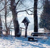 fileadmin/roha/images_galerie/kirche_religion/Teisendorf/KKKM-TEIS-KARLS-0025-D-roha-Wegkreuz-Teisendorf-Karlsbach-Winter-Bank.png