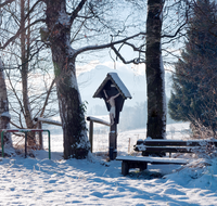 fileadmin/roha/images_galerie/kirche_religion/Teisendorf/KKKM-TEIS-KARLS-0025-D-roha-Wegkreuz-Teisendorf-Karlsbach-Winter-Bank.png