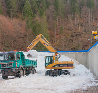 fileadmin/roha/images_galerie/Freizeit-Sport/Biathlon/RUH-BIATH-DEP-0001-D-roha-Ruhpolding-Chiemgau-Arena-Biathlon-Schneedepot-Lastwagen-Schneekanone-Bagger.png