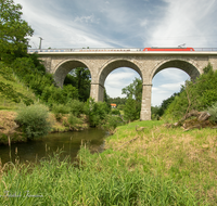 fileadmin/roha/images_galerie/orte_landschaft/Teisendorf/IN-LANDS-Teisendorf/TECHN-EISENB-TEI-0020-07-D-roha-Technik-Eisenbahn-Zug-Bahnlinie-Viadukt-Teisendorf.png