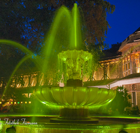 fileadmin/roha/images_galerie/orte_landschaft/Bad-Reich-Kurgarten-Beleuchtung/BAD-REI-KURGARBEL-0001-19-D-roha-Bad-Reichenhall-Kurgarten-Beleuchtung-Brunnen-Wasser-Licht.png