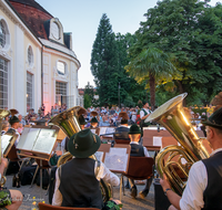 fileadmin/roha/images_galerie/orte_landschaft/Bad-Reich-Kurgarten-Beleuchtung/BAD-REI-KURGARBEL-2019-2104-D-roha-Bad-Reichenhall-Kurgarten-Beleuchtung-Musikkapelle-Feldkirchen.png