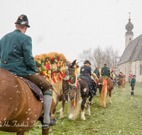 fileadmin/roha/images_galerie/brauchtum/Leonhardiritt/Traunstein-Georgiritt/BR-PFRI-TRAUNST-2015-1057-02-D-roha-Brauchtum-Pferdeumritt-Georgiritt-Traunstein-Ettendorfer-Kircherl.png