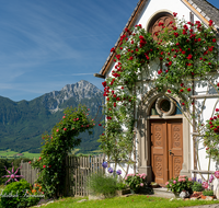 fileadmin/roha/images_galerie/orte_landschaft/Anger/Anger/KKKM-ANG-STROB-0062-D-roha-Kapelle-Anger-Aufham-Strobl-Alm-Hochstaufen-Rose.png