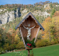 fileadmin/roha/images_galerie/kirche_religion/Bad_Reichenhall/KKKM-BAD-REI-THUMS-0001-D-roha-Wegkreuz-Thumsee-Madlbauer-Karlstein-Bad-Reichenhall-Herbst.png