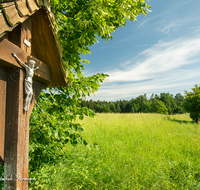 fileadmin/roha/images_galerie/kirche_religion/Kirchanschoering/KKKM-KIRCHA-KIRCHST-0005-D-roha-Wegkreuz-Kirchanschoering-Kirchstein-Linde.png