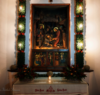 fileadmin/roha/images_galerie/orte_landschaft/Oberndorf_-_Oesterreich/OBERND-STILL-OESTERR-0008-5-D-roha-Oberndorf-Oesterreich-Stille-Nacht-Kapelle-Altar-Weihnachten.png