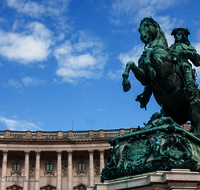 fileadmin/roha/images_galerie/orte_landschaft/Wien/WIEN-HELD-PL-0003-D-roha-Wien-Heldenplatz-Statue.png