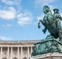 fileadmin/roha/images_galerie/orte_landschaft/Wien/WIEN-HELD-PL-0003-D-roha-Wien-Heldenplatz-Statue.png