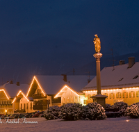 fileadmin/roha/images_galerie/brauchtum/Weihnachten/Christkindlmarkt-Anger/AN-WEI-0019-D-roha-Anger-Dorfplatz-Weihnachten-Winter-Schnee-Mariensaeule.png