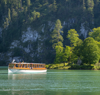 fileadmin/roha/images_galerie/orte_landschaft/Berchtesgaden/Koenigssee/BGD-KOE-SCHIFF-0004-02-D-roha-Berchtesgaden-Koenigssee-Schifffahrt-Christlieger-Insel-Abendlicht.png