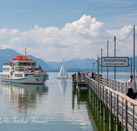 fileadmin/roha/images_galerie/orte_landschaft/Chiemsee/CHIE-SCHIFF-0025-D-roha-Chiemsee-Schiff-Fahrt-Schifffahrt-Seebruck-Anlegesteg.png