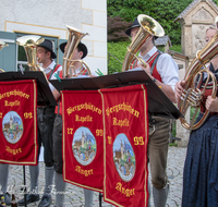 fileadmin/roha/images_galerie/musik/Blasmusik/Anger_-_Aufham/MU-BLA-ANG-BERG-STA-2018-2037-01-D-roha-Musik-Blasmusik-Musikkapelle-Anger-Bergschuetzen-Dorfplatz-Standkonzert.png