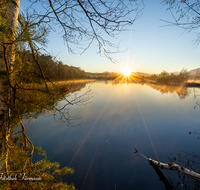 fileadmin/roha/images_galerie/orte_landschaft/Ainring/SO-AU-AIN-MOOR-0001-0738-01-D-roha-Sonnenaufgang-Ainring-Moor-See.png