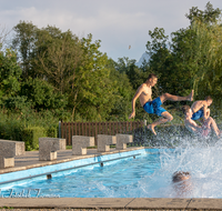 fileadmin/roha/images_galerie/orte_landschaft/Teisendorf/Schwimmbad/TEI-SCHWIMMB-2018-1904-09-D-roha-Teisendorf-Schwimmbad.png