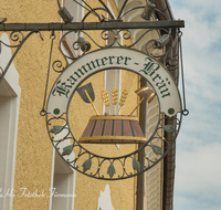 fileadmin/roha/images_galerie/orte_landschaft/Bad_Reichenhall/BAD-REI-ZUNFTZ-0001-D-roha-Bad-Reichenhall-Zunftzeichen-Kammerer-Braeu-Fassade.png