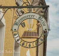 fileadmin/roha/images_galerie/orte_landschaft/Bad_Reichenhall/BAD-REI-ZUNFTZ-0001-D-roha-Bad-Reichenhall-Zunftzeichen-Kammerer-Braeu-Fassade.png