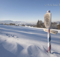 fileadmin/roha/images_galerie/Hintergrund-Download/1024x800/LANDA-GRENZE-WI-0011-D-roha-Landart-Grenze-Winter-Bayern-Chiemgau-Salzburg-Rupertiwinkel-historisch-Teisendorf-Siegsdorf.png