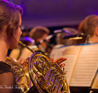 fileadmin/roha/images_galerie/musik/klassisch/MU-KL-PHIL-THUMS-0103-D-roha-Musik-klassisch-Philharmonie-Bad-Reichenhall-Thumsee-brennt-Horn.png