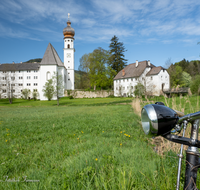 fileadmin/roha/images_galerie/orte_landschaft/Anger/Hoeglwoerth/AN-HOE-0097-11-D-roha-Anger-Hoeglwoerth-Kloster-Torhaus-Radl.png